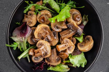 Mantar turşulu şampiyon salatası aperatifi taze lezzetli gurme yemek arka planı masanın üstünde rustik yemek fotokopi alanı keto ve paleo diyet vejetaryen ve vejetaryen yemekleri