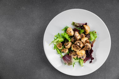 Mantar turşulu şampiyon salatası aperatifi taze lezzetli gurme yemek arka planı masanın üstünde rustik yemek fotokopi alanı keto ve paleo diyet vejetaryen ve vejetaryen yemekleri