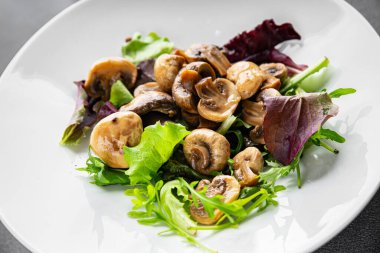 Mantar turşulu şampiyon salatası aperatifi taze lezzetli gurme yemek arka planı masanın üstünde rustik yemek fotokopi alanı keto ve paleo diyet vejetaryen ve vejetaryen yemekleri