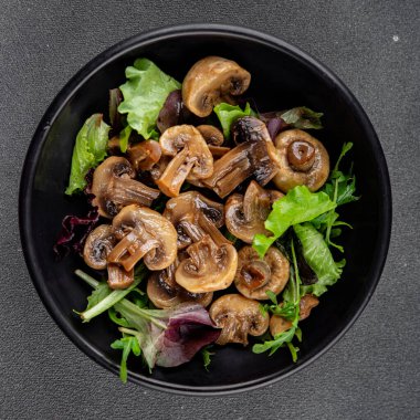 Mantar turşulu şampiyon salatası aperatifi taze lezzetli gurme yemek arka planı masanın üstünde rustik yemek fotokopi alanı keto ve paleo diyet vejetaryen ve vejetaryen yemekleri