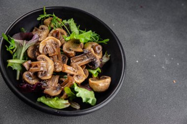 Mantar turşulu şampiyon salatası aperatifi taze lezzetli gurme yemek arka planı masanın üstünde rustik yemek fotokopi alanı keto ve paleo diyet vejetaryen ve vejetaryen yemekleri