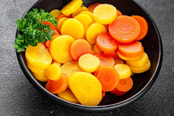 Havuç halkaları kaynamış sebze yemeği taze lezzetli gurme yemek arka planı masaya rustik gıda fotokopi alanı keto ve paleo diyet vejetaryen ve vejetaryen gıda