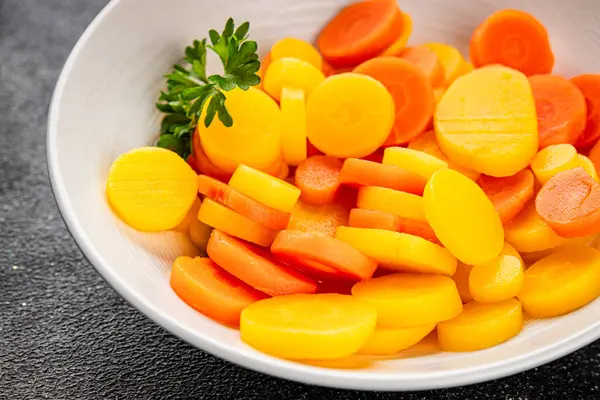 Havuç halkaları kaynamış sebze yemeği taze lezzetli gurme yemek arka planı masaya rustik gıda fotokopi alanı keto ve paleo diyet vejetaryen ve vejetaryen gıda