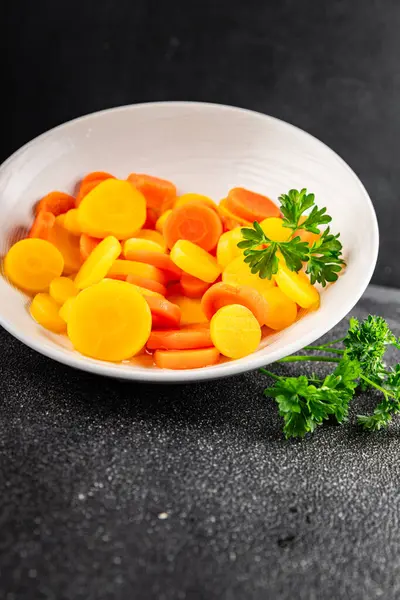 Havuç halkaları kaynamış sebze yemeği taze lezzetli gurme yemek arka planı masaya rustik gıda fotokopi alanı keto ve paleo diyet vejetaryen ve vejetaryen gıda