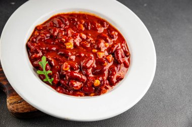 Şili usulü karne fasulyesi, fasulye, domates, mısır, et taze lezzetli gurme yemek arkaplanı masanın kırsal kesiminde fotokopi alanı.