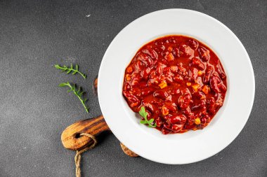 Şili usulü karne fasulyesi, fasulye, domates, mısır, et taze lezzetli gurme yemek arkaplanı masanın kırsal kesiminde fotokopi alanı.