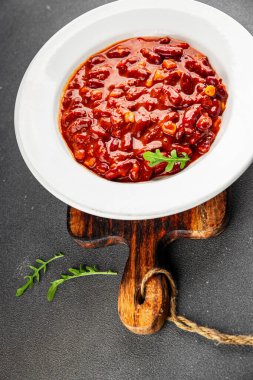 Şili usulü karne fasulyesi, fasulye, domates, mısır, et taze lezzetli gurme yemek arkaplanı masanın kırsal kesiminde fotokopi alanı.