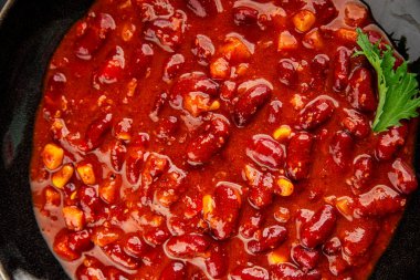 Şili usulü karne fasulyesi, fasulye, domates, mısır, et taze lezzetli gurme yemek arkaplanı masanın kırsal kesiminde fotokopi alanı.