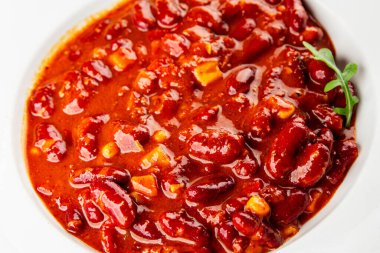 Şili usulü karne fasulyesi, fasulye, domates, mısır, et taze lezzetli gurme yemek arkaplanı masanın kırsal kesiminde fotokopi alanı.