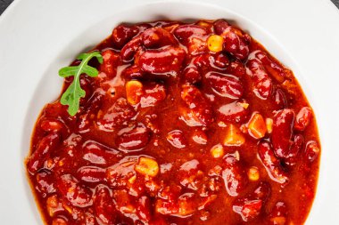 Şili usulü karne fasulyesi, fasulye, domates, mısır, et taze lezzetli gurme yemek arkaplanı masanın kırsal kesiminde fotokopi alanı.