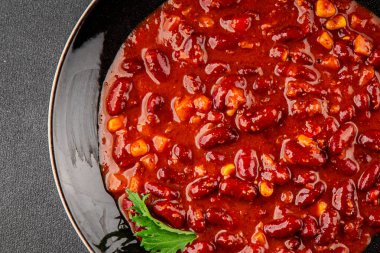 Şili usulü karne fasulyesi, fasulye, domates, mısır, et taze lezzetli gurme yemek arkaplanı masanın kırsal kesiminde fotokopi alanı.