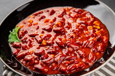 Şili usulü karne fasulyesi, fasulye, domates, mısır, et taze lezzetli gurme yemek arkaplanı masanın kırsal kesiminde fotokopi alanı.