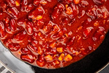 Şili usulü karne fasulyesi, fasulye, domates, mısır, et taze lezzetli gurme yemek arkaplanı masanın kırsal kesiminde fotokopi alanı.