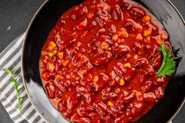 Şili usulü karne fasulyesi, fasulye, domates, mısır, et taze lezzetli gurme yemek arkaplanı masanın kırsal kesiminde fotokopi alanı.