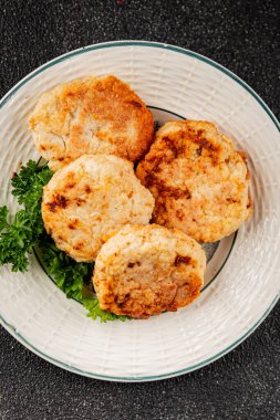 Et, domuz pirzolası, sığır eti, tavuk, kuzu kızartması taze lezzetli gurme yemek arkaplanı masanın kırsal kesiminde fotokopi alanı.