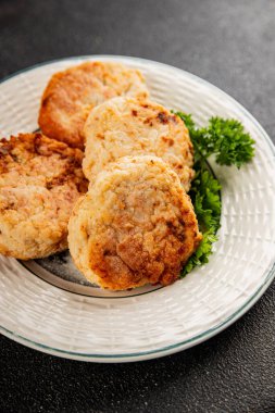 Et, domuz pirzolası, sığır eti, tavuk, kuzu kızartması taze lezzetli gurme yemek arkaplanı masanın kırsal kesiminde fotokopi alanı.