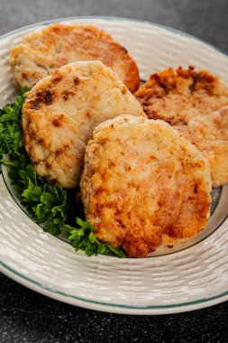 Et, domuz pirzolası, sığır eti, tavuk, kuzu kızartması taze lezzetli gurme yemek arkaplanı masanın kırsal kesiminde fotokopi alanı.