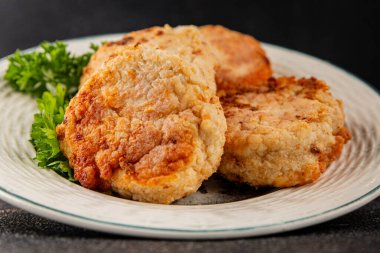 Et, domuz pirzolası, sığır eti, tavuk, kuzu kızartması taze lezzetli gurme yemek arkaplanı masanın kırsal kesiminde fotokopi alanı.