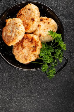 Et, domuz pirzolası, sığır eti, tavuk, kuzu kızartması taze lezzetli gurme yemek arkaplanı masanın kırsal kesiminde fotokopi alanı.