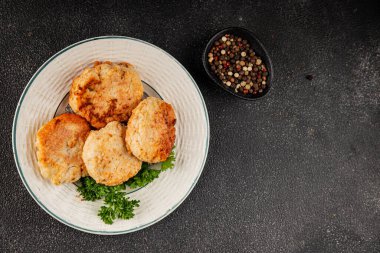 Et, domuz pirzolası, sığır eti, tavuk, kuzu kızartması taze lezzetli gurme yemek arkaplanı masanın kırsal kesiminde fotokopi alanı.
