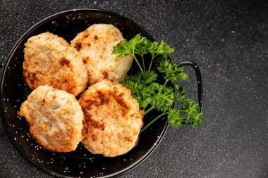 Et, domuz pirzolası, sığır eti, tavuk, kuzu kızartması taze lezzetli gurme yemek arkaplanı masanın kırsal kesiminde fotokopi alanı.