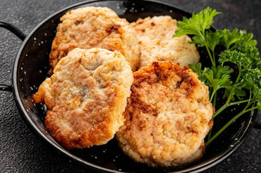 Et, domuz pirzolası, sığır eti, tavuk, kuzu kızartması taze lezzetli gurme yemek arkaplanı masanın kırsal kesiminde fotokopi alanı.