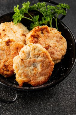 Et, domuz pirzolası, sığır eti, tavuk, kuzu kızartması taze lezzetli gurme yemek arkaplanı masanın kırsal kesiminde fotokopi alanı.