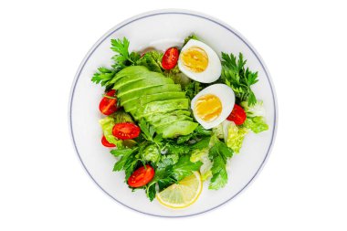 Avokado salatası, haşlanmış yumurta, domates, yeşil yaprak, marul, sebze yemeği taze lezzetli gurme yemek arka planda masanın üstünde rustik yiyecekler fotokopi alanı keto ve paleo diyeti vejetaryen yemekleri
