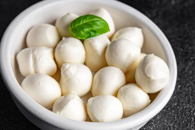 Mozzarella mini peynir topları taze lezzetli gurme yemek arkaplanı masadaki rustik yiyecekler üst görünüm fotokopi alanı