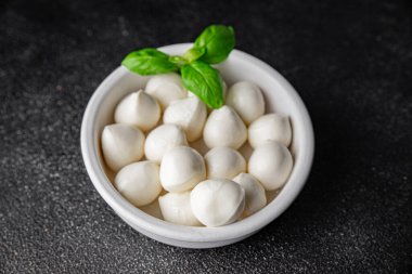 Mozzarella mini peynir topları taze lezzetli gurme yemek arkaplanı masadaki rustik yiyecekler üst görünüm fotokopi alanı