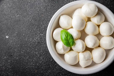 Mozzarella mini peynir topları taze lezzetli gurme yemek arkaplanı masadaki rustik yiyecekler üst görünüm fotokopi alanı