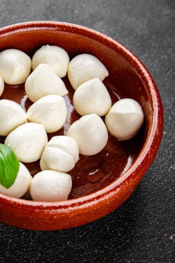 Mozzarella mini peynir topları taze lezzetli gurme yemek arkaplanı masadaki rustik yiyecekler üst görünüm fotokopi alanı