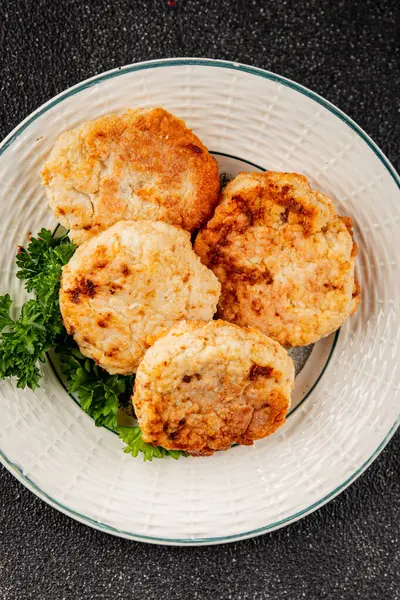 Et, domuz pirzolası, sığır eti, tavuk, kuzu kızartması taze lezzetli gurme yemek arkaplanı masanın kırsal kesiminde fotokopi alanı.