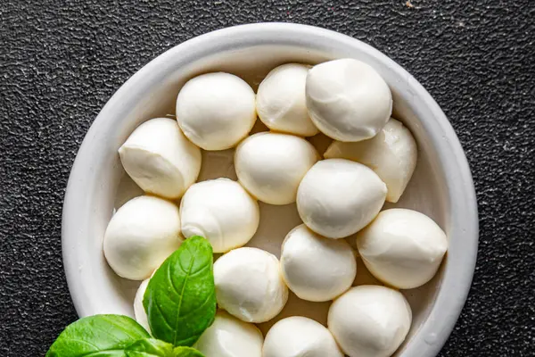 Mozzarella mini peynir topları taze lezzetli gurme yemek arkaplanı masadaki rustik yiyecekler üst görünüm fotokopi alanı