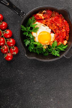 Kızarmış yumurta domatesleri shakshuka sebze aperatifleri taze lezzetli gurme yemek arkaplanı masanın üzerinde rustik yemekler üst görünüm fotokopi alanı vejetaryen yemekleri