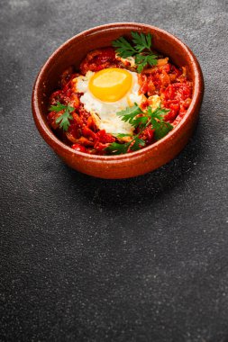 Kızarmış yumurta domatesleri shakshuka sebze aperatifleri taze lezzetli gurme yemek arkaplanı masanın üzerinde rustik yemekler üst görünüm fotokopi alanı vejetaryen yemekleri