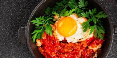 Kızarmış yumurta domatesleri shakshuka sebze aperatifleri taze lezzetli gurme yemek arkaplanı masanın üzerinde rustik yemekler üst görünüm fotokopi alanı vejetaryen yemekleri