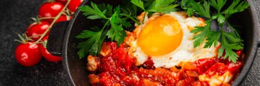 Kızarmış yumurta domatesleri shakshuka sebze aperatifleri taze lezzetli gurme yemek arkaplanı masanın üzerinde rustik yemekler üst görünüm fotokopi alanı vejetaryen yemekleri