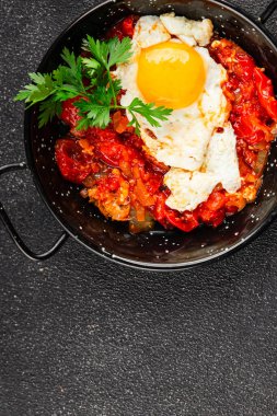 Kızarmış yumurta domatesleri shakshuka sebze aperatifleri taze lezzetli gurme yemek arkaplanı masanın üzerinde rustik yemekler üst görünüm fotokopi alanı vejetaryen yemekleri