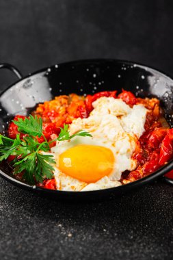 Kızarmış yumurta domatesleri shakshuka sebze aperatifleri taze lezzetli gurme yemek arkaplanı masanın üzerinde rustik yemekler üst görünüm fotokopi alanı vejetaryen yemekleri