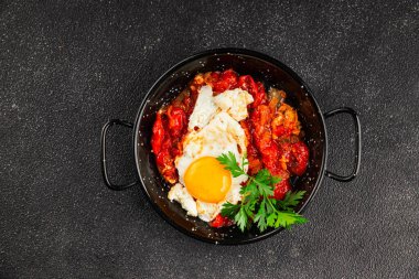 Kızarmış yumurta domatesleri shakshuka sebze aperatifleri taze lezzetli gurme yemek arkaplanı masanın üzerinde rustik yemekler üst görünüm fotokopi alanı vejetaryen yemekleri