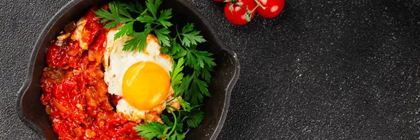 Kızarmış yumurta domatesleri shakshuka sebze aperatifleri taze lezzetli gurme yemek arkaplanı masanın üzerinde rustik yemekler üst görünüm fotokopi alanı vejetaryen yemekleri
