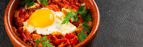 Kızarmış yumurta domatesleri shakshuka sebze aperatifleri taze lezzetli gurme yemek arkaplanı masanın üzerinde rustik yemekler üst görünüm fotokopi alanı vejetaryen yemekleri
