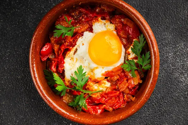 Kızarmış yumurta domatesleri shakshuka sebze aperatifleri taze lezzetli gurme yemek arkaplanı masanın üzerinde rustik yemekler üst görünüm fotokopi alanı vejetaryen yemekleri