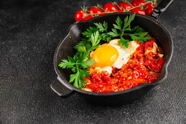 Kızarmış yumurta domatesleri shakshuka sebze aperatifleri taze lezzetli gurme yemek arkaplanı masanın üzerinde rustik yemekler üst görünüm fotokopi alanı vejetaryen yemekleri