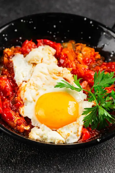 Kızarmış yumurta domatesleri shakshuka sebze aperatifleri taze lezzetli gurme yemek arkaplanı masanın üzerinde rustik yemekler üst görünüm fotokopi alanı vejetaryen yemekleri