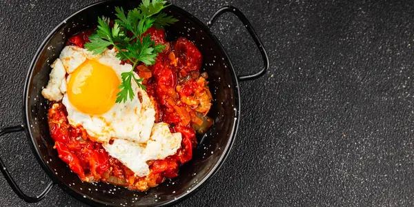Kızarmış yumurta domatesleri shakshuka sebze aperatifleri taze lezzetli gurme yemek arkaplanı masanın üzerinde rustik yemekler üst görünüm fotokopi alanı vejetaryen yemekleri