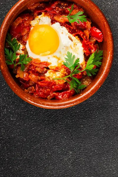 Kızarmış yumurta domatesleri shakshuka sebze aperatifleri taze lezzetli gurme yemek arkaplanı masanın üzerinde rustik yemekler üst görünüm fotokopi alanı vejetaryen yemekleri