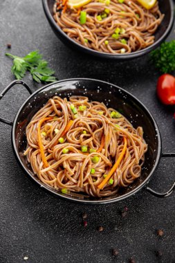 Karabuğday eriştesi soba kâsesi taze Asya mutfağı masada kırsal yiyecekler üst tarafta fotokopi alanı.