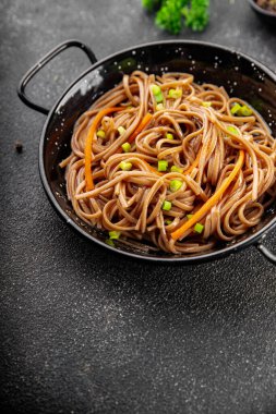 Karabuğday eriştesi soba kâsesi taze Asya mutfağı masada kırsal yiyecekler üst tarafta fotokopi alanı.